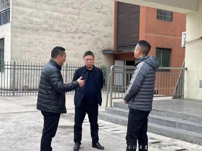泸州市残联刘本国理事长到中心指导场地建设
